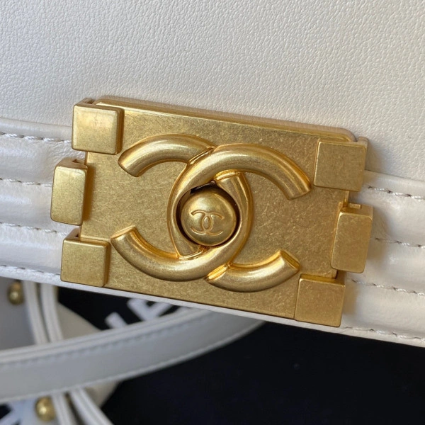 WellDesigned CHANEL MINI BOY HANDBAG 211 - Image 4