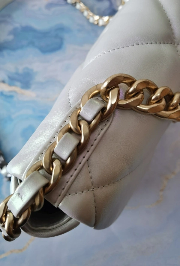 Comfortable CHANEL 19 FLAP BAG 83 - Image 7