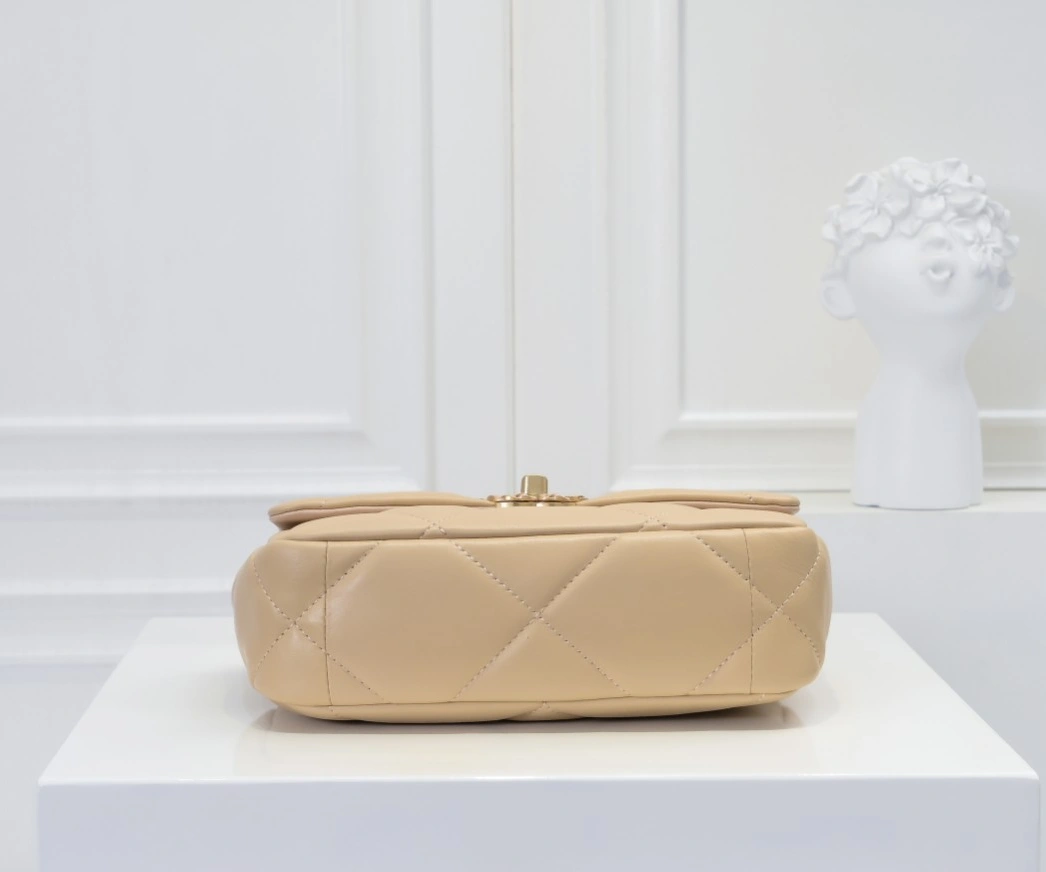 Chanel AAA Quality Messenger Bags For Women Comfortable 1124 - Image 3