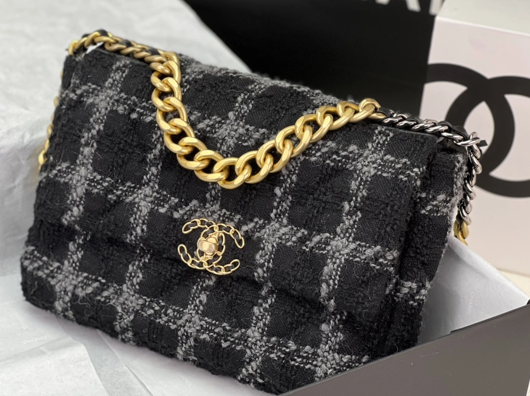 Chanel AAA Quality Messenger Bags For Women Fashionable 2730