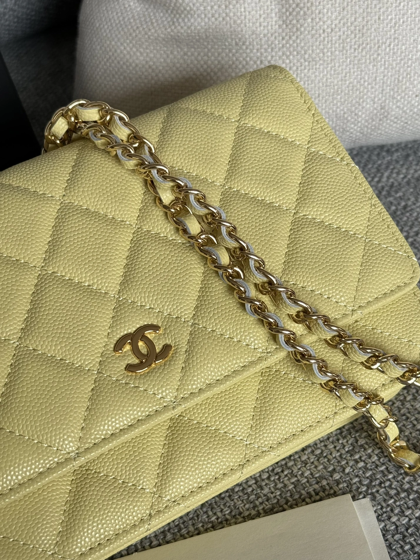 Chanel AAA Quality Messenger Bags In Gold For Women Breathable 9797 - Image 4
