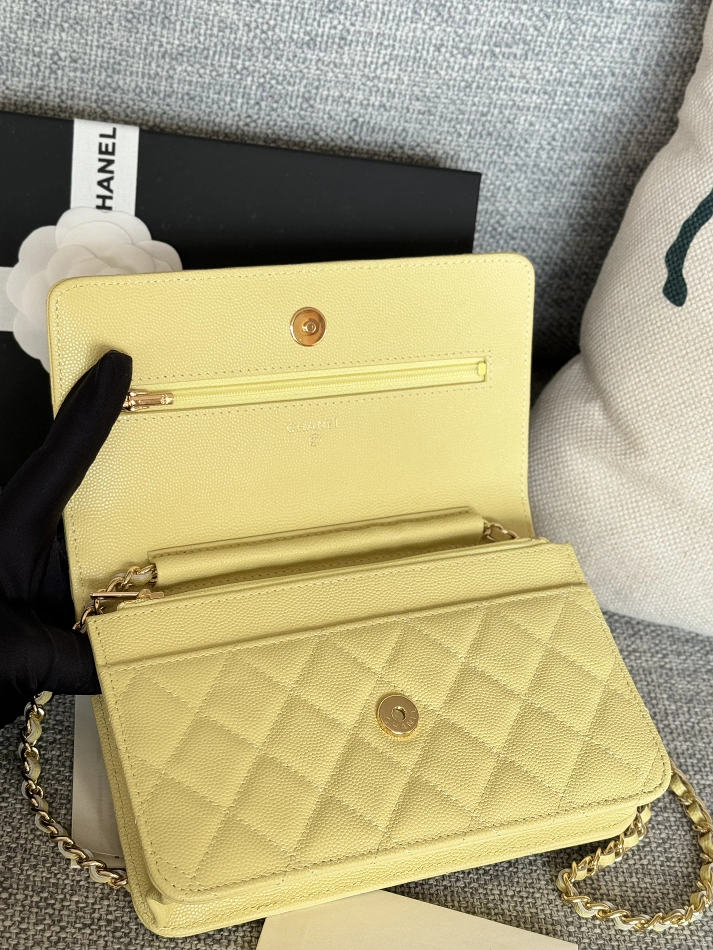 Chanel AAA Quality Messenger Bags In Gold For Women Breathable 9797 - Image 5