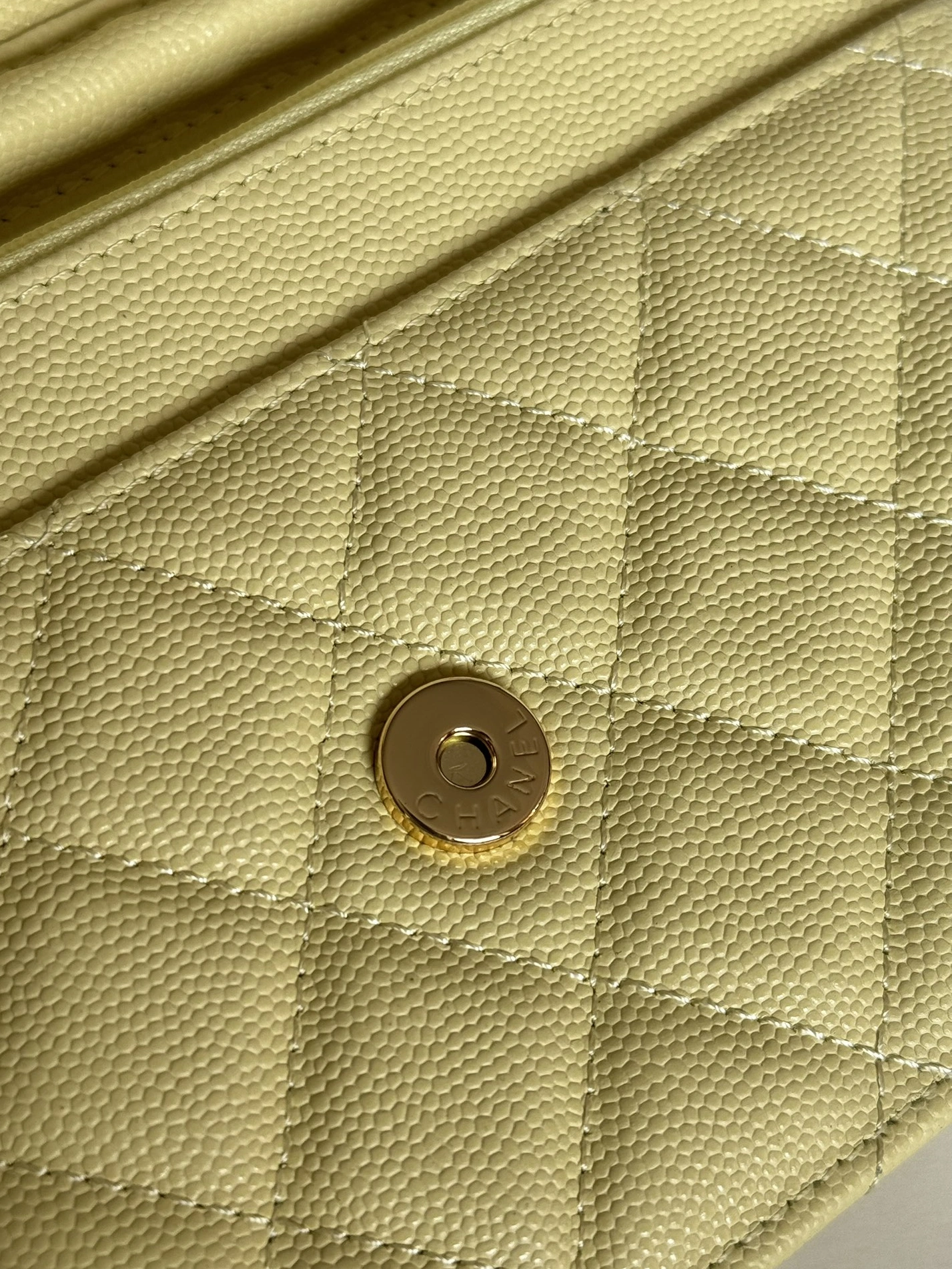 Chanel AAA Quality Messenger Bags In Gold For Women Breathable 9797 - Image 7