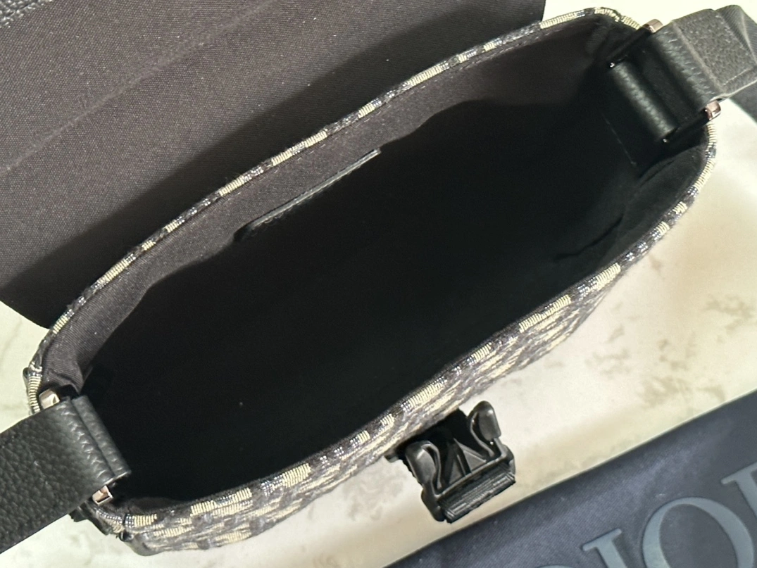 Christian Dior AAA Man Messenger Bags Practical 8267 - Image 8