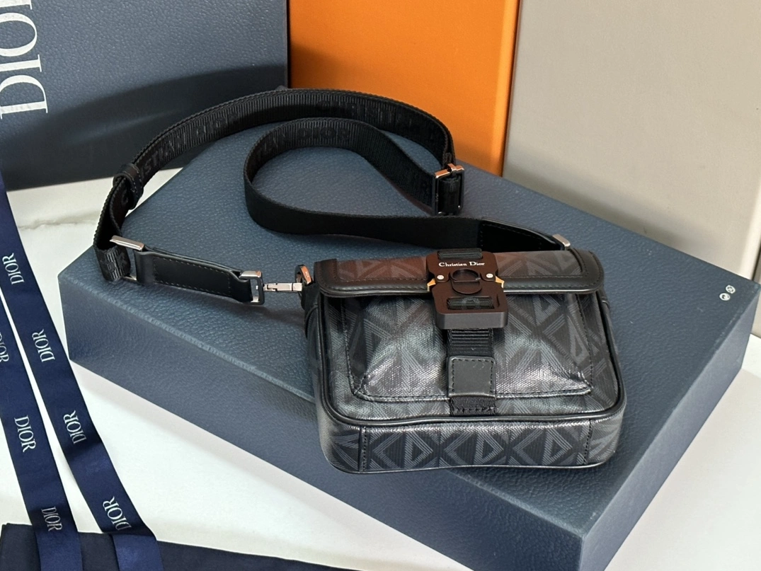 Christian Dior AAA Man Messenger Bags Resilient 1906 - Image 4