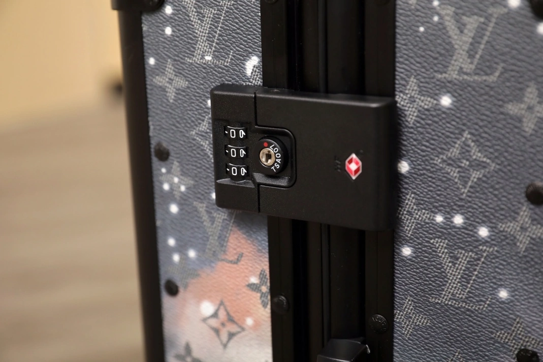 Classic 6013 Louis Vuitton Luggage For Unisex - Image 6