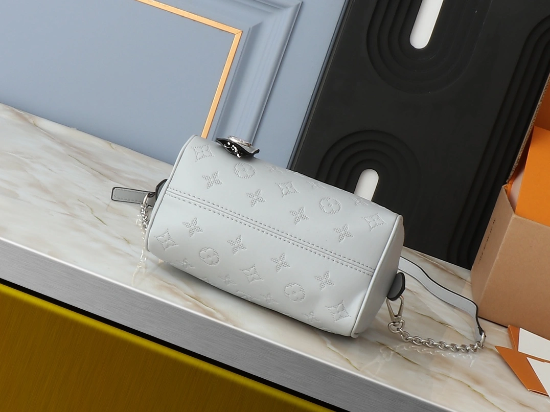 Classic 7239 Louis Vuitton AAA Quality Handbags For Women - Image 3