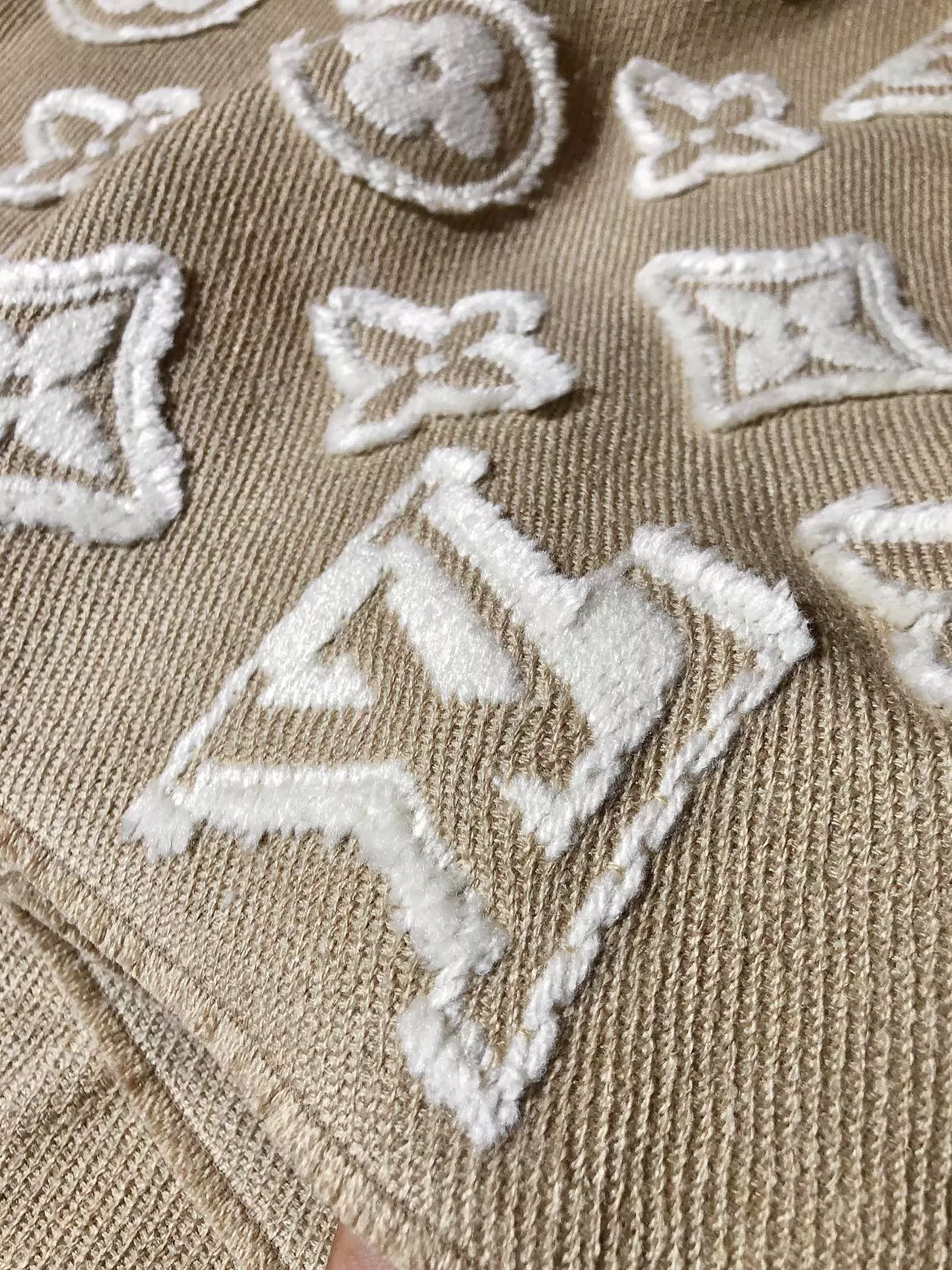 Comfortable 557 Louis Vuitton Scarf For Women - Image 5