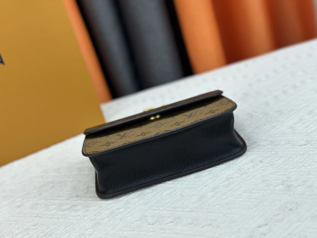 Durable 1952 Louis Vuitton AAA Quality Messenger Bags For Women - Image 5