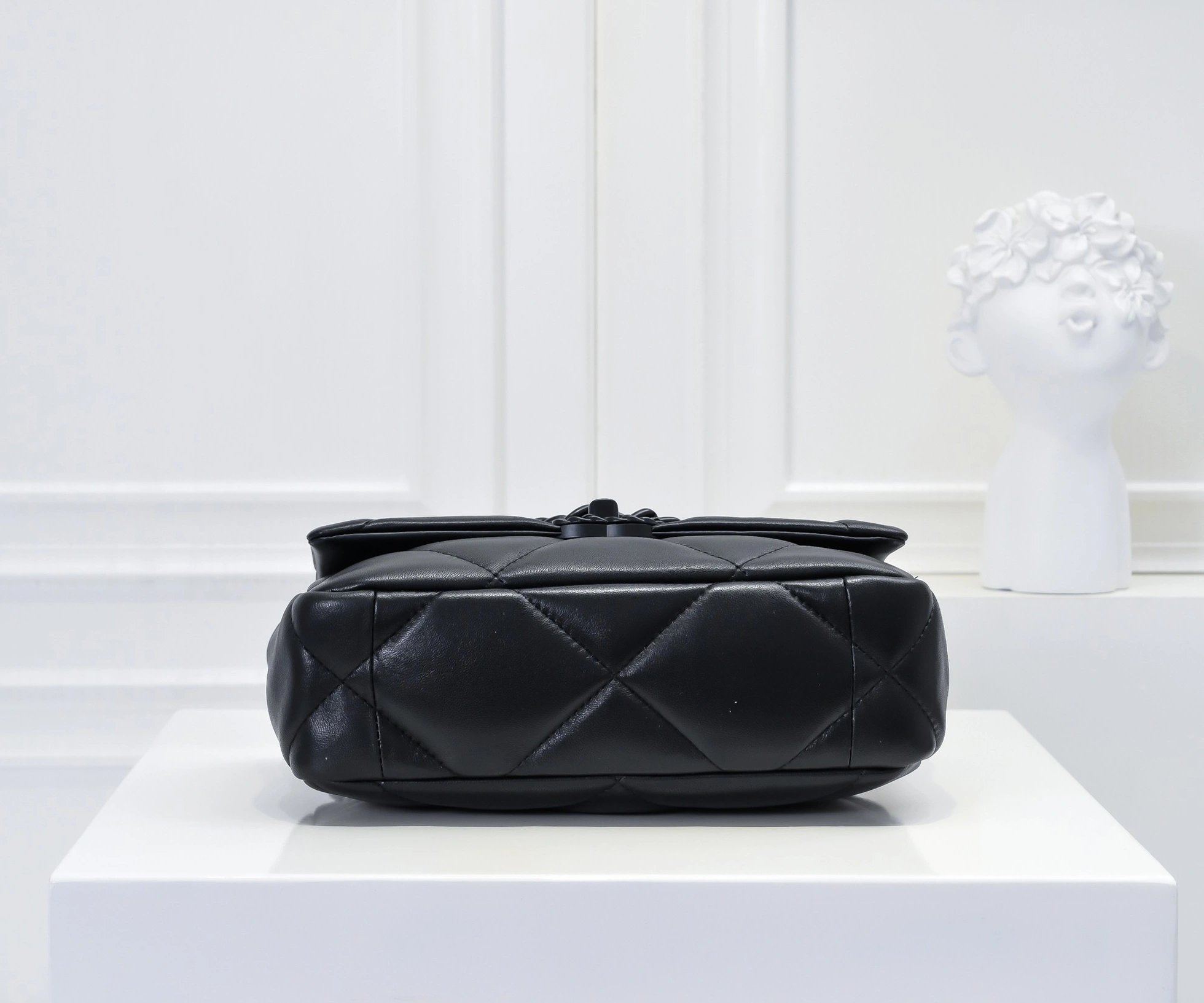 EasyMatch 2392 Chanel AAA Quality Messenger Bags For Women - Image 3