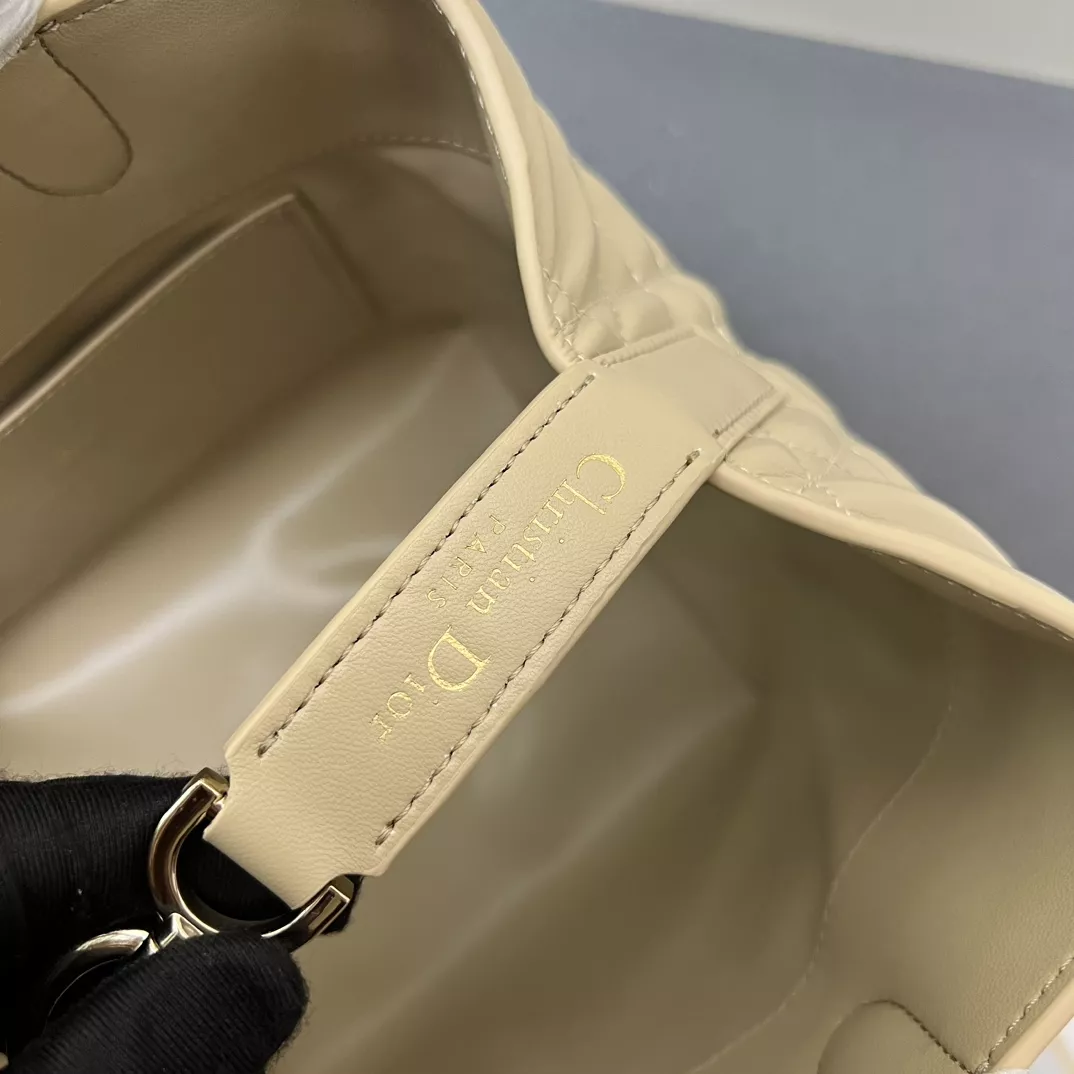 Efficient 2661 Christian Dior AAA Quality Handbags For Women - Image 7