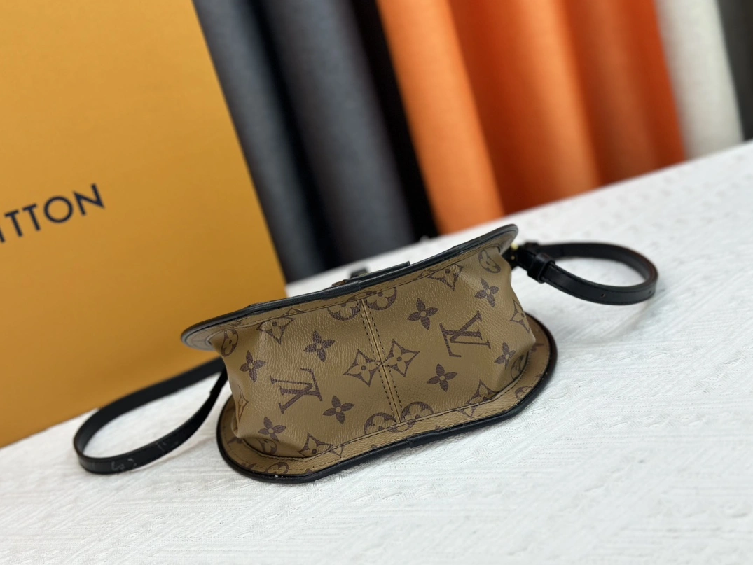 Efficient 6596 Louis Vuitton AAA Quality Messenger Bags For Women - Image 5