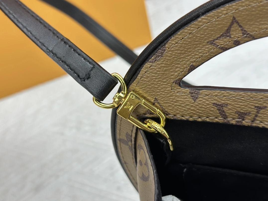 Efficient 6596 Louis Vuitton AAA Quality Messenger Bags For Women - Image 7