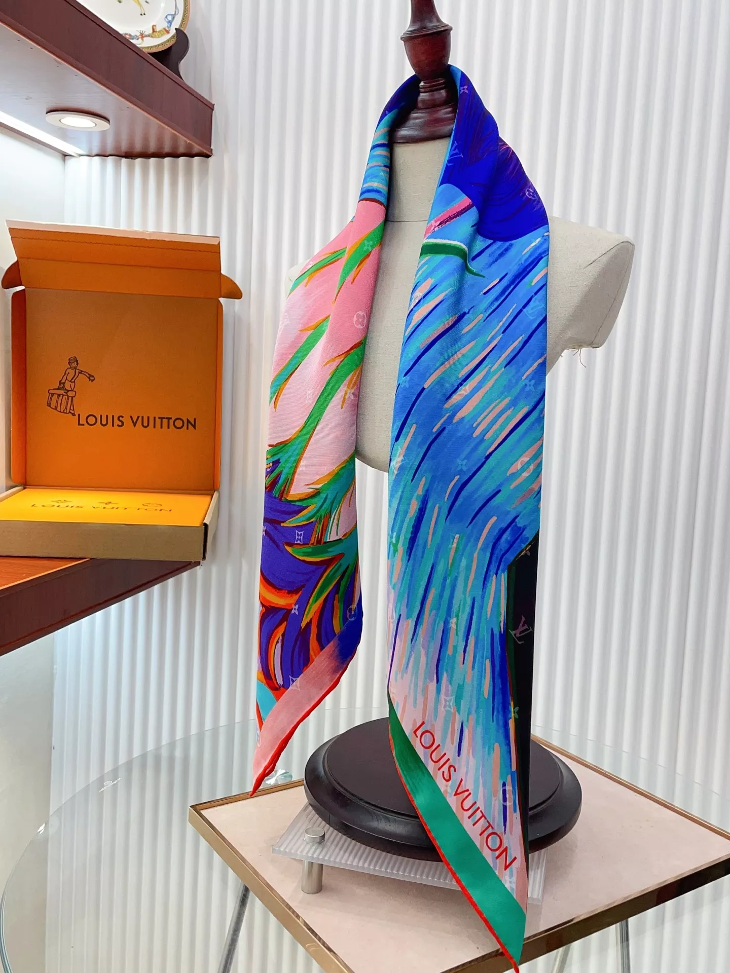Efficient 8423 Louis Vuitton Silk Square - Image 5