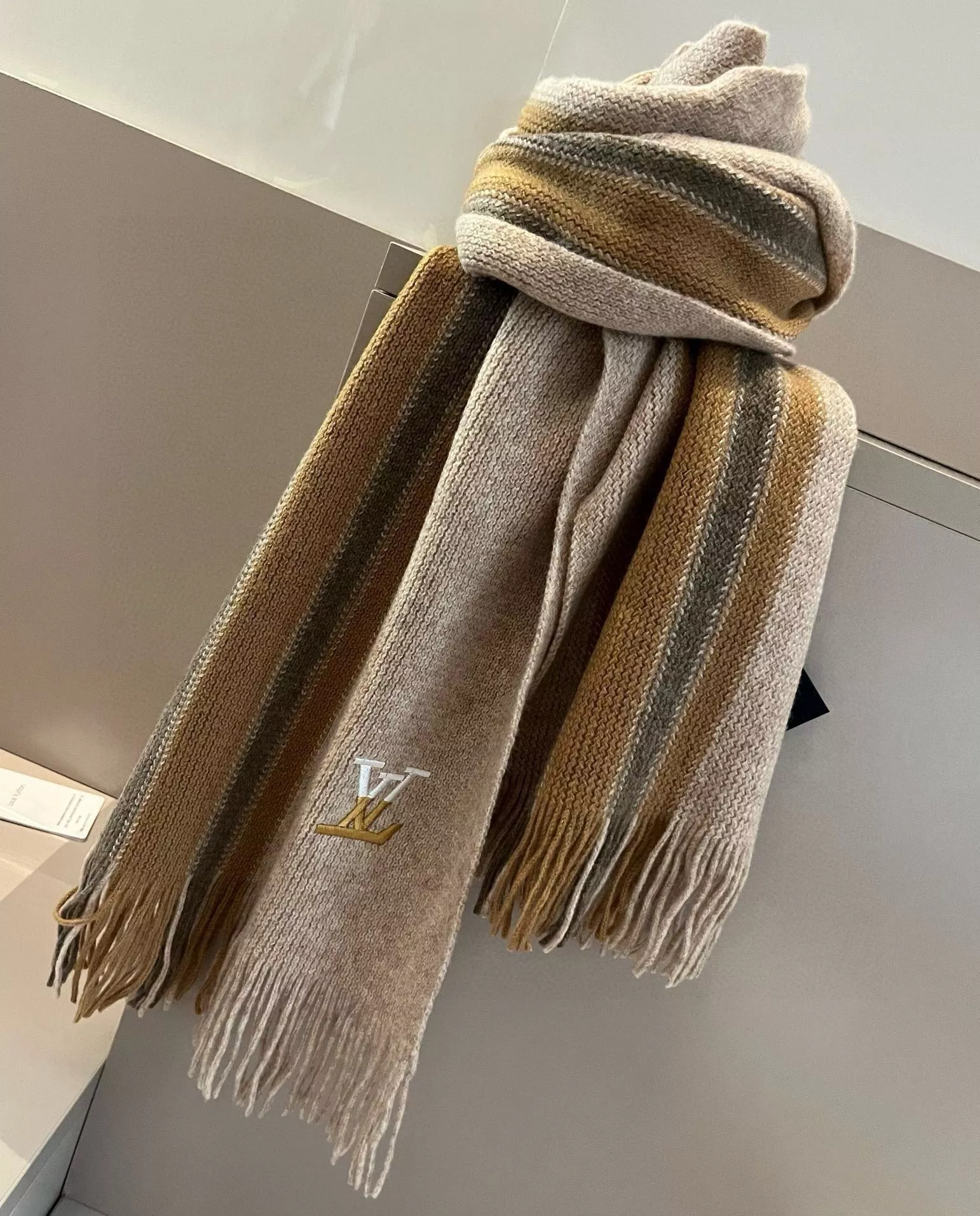 Elegant 9034 Louis Vuitton Scarf For Women - Image 3
