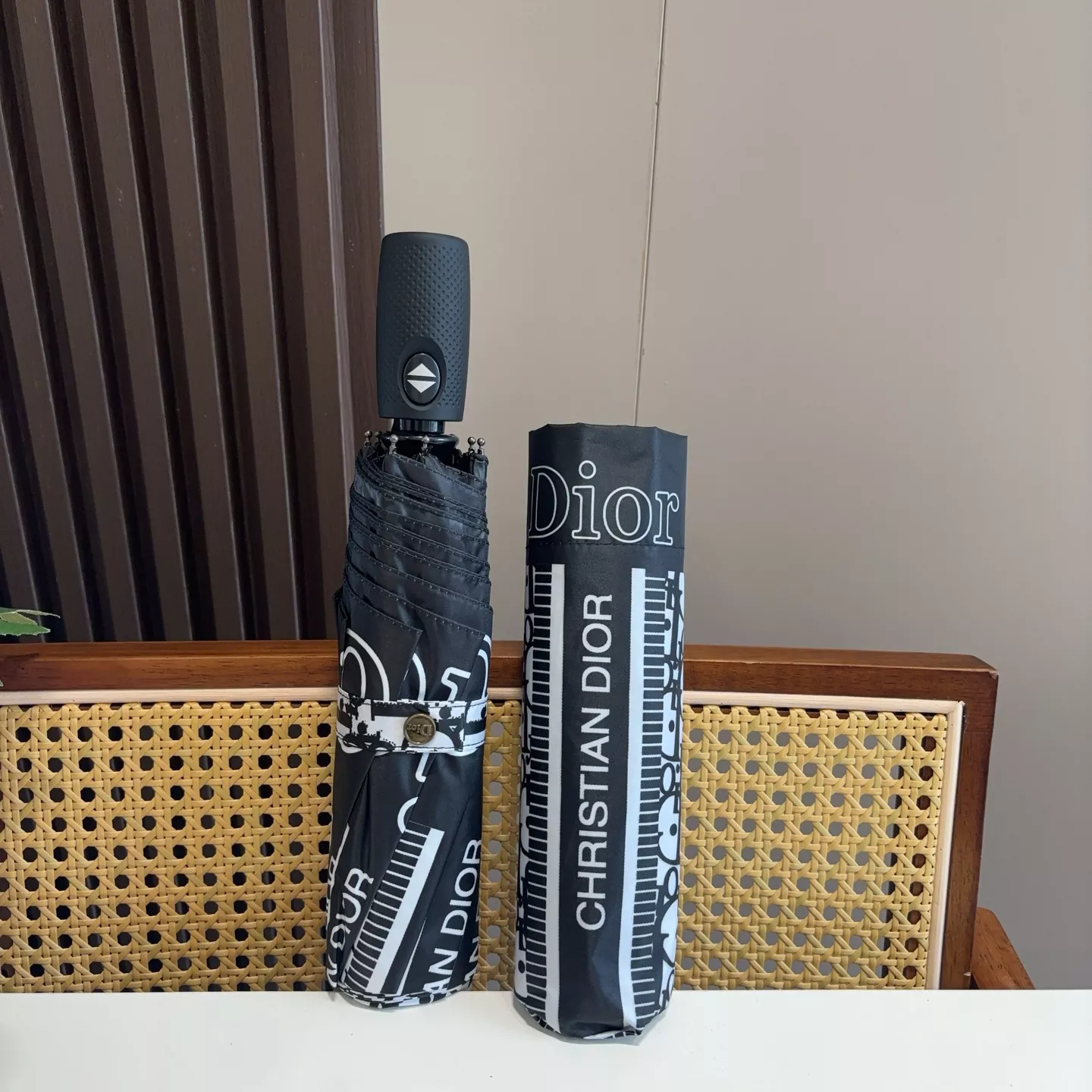 EyeCatching 7560 Christian Dior Umbrellas