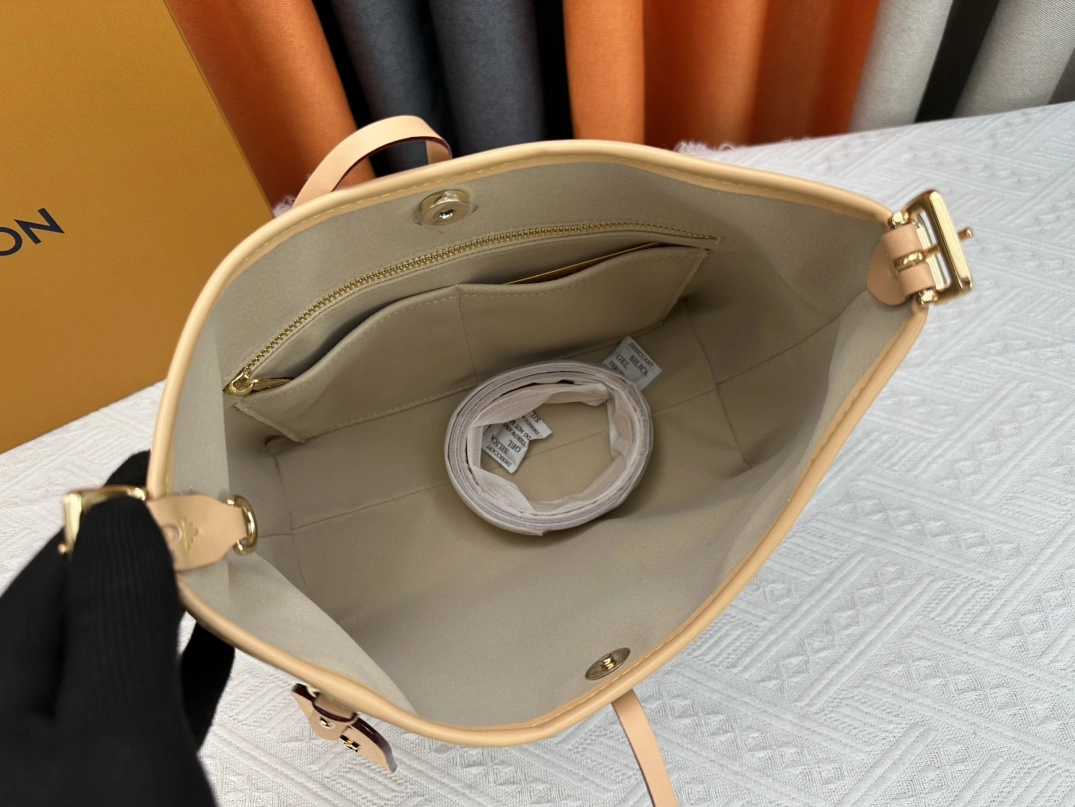 Fashionable 648 Louis Vuitton AAA Quality Shoulder Bags For Women - Image 8