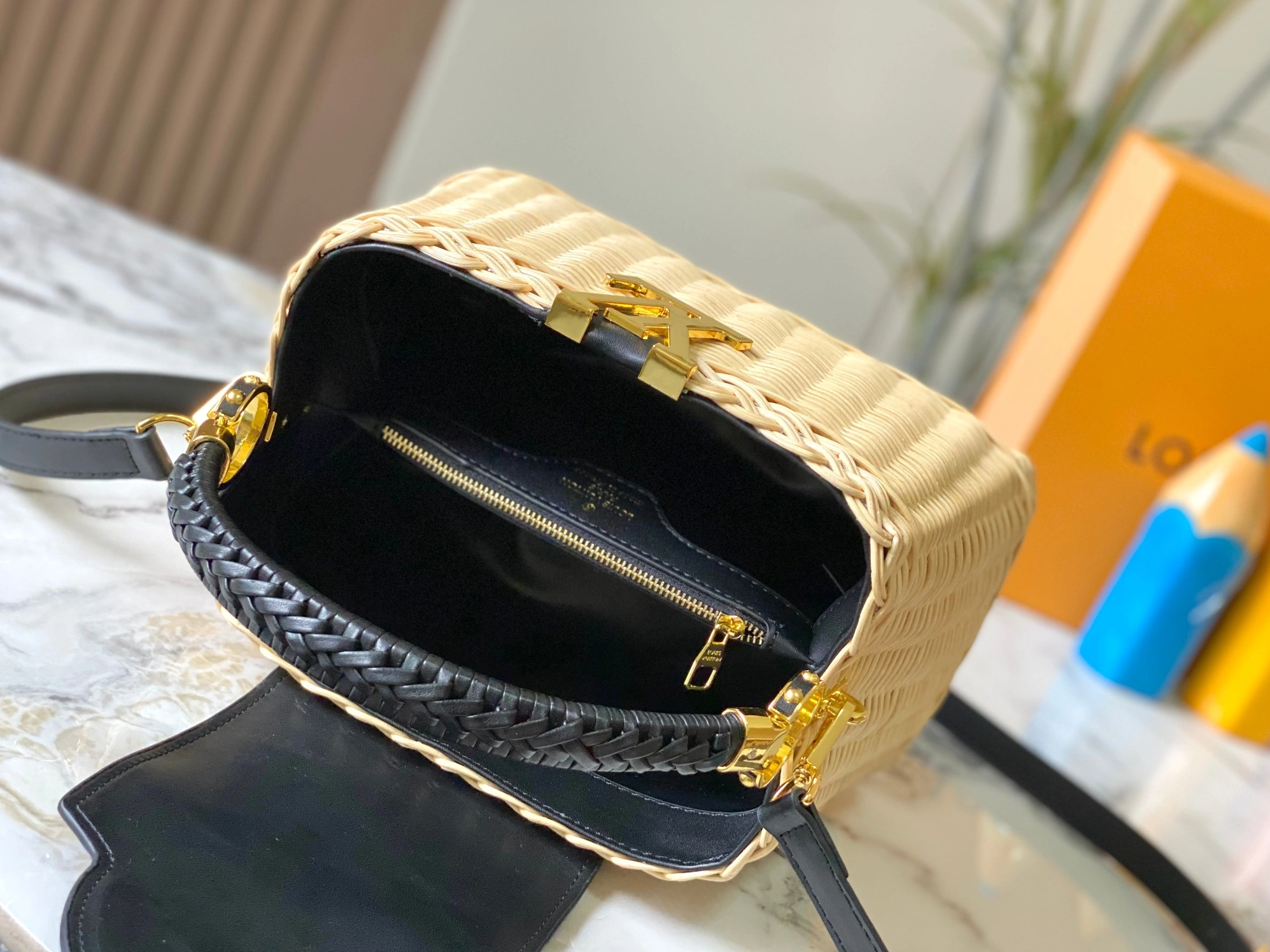 Fashionable 8921 Louis Vuitton AAA Quality Messenger Bags For Women - Image 8