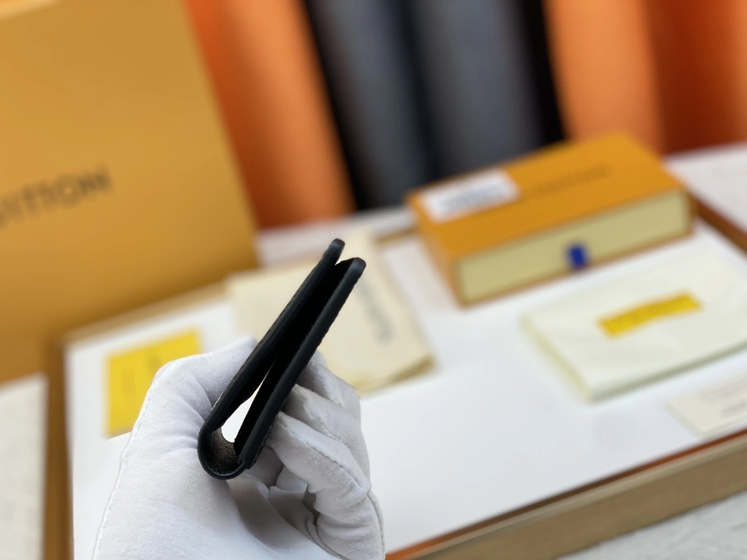 Flexible 1004 Louis Vuitton LV Card Case For Unisex - Image 5