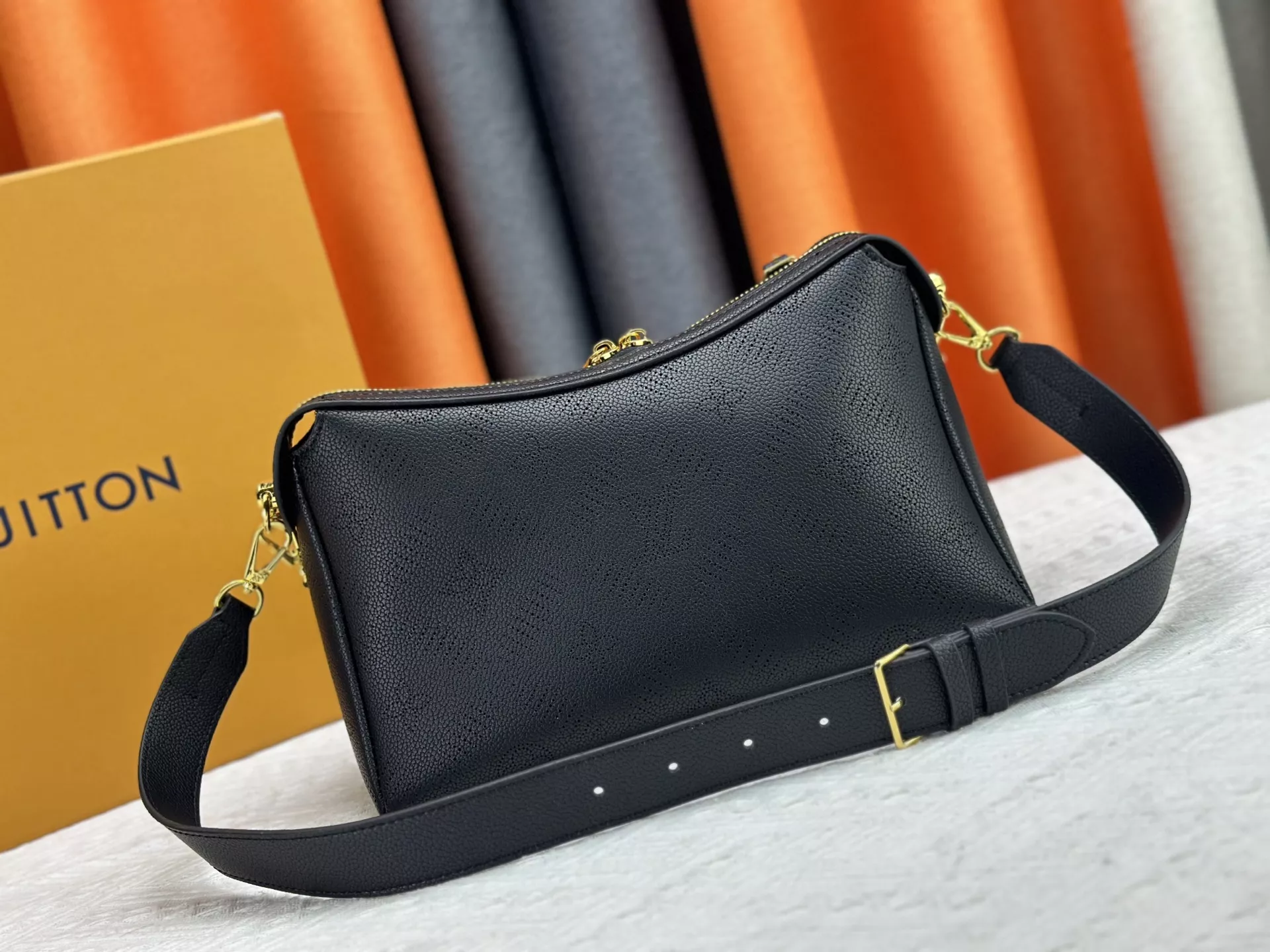 Lightweight 7005 Louis Vuitton AAA Quality Messenger Bags For Women - Image 3