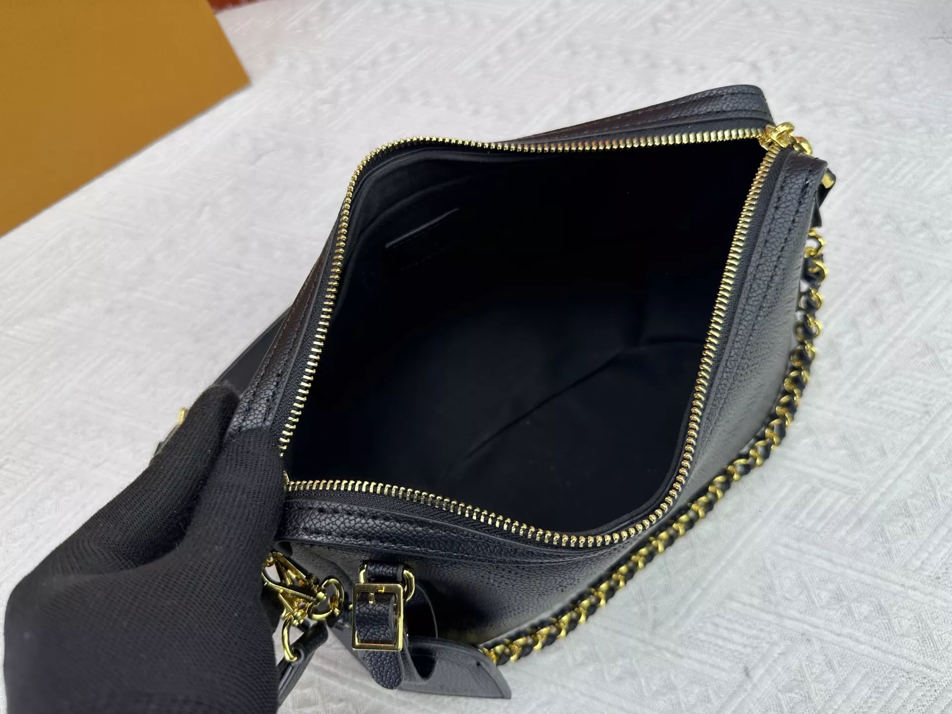 Lightweight 7005 Louis Vuitton AAA Quality Messenger Bags For Women - Image 7