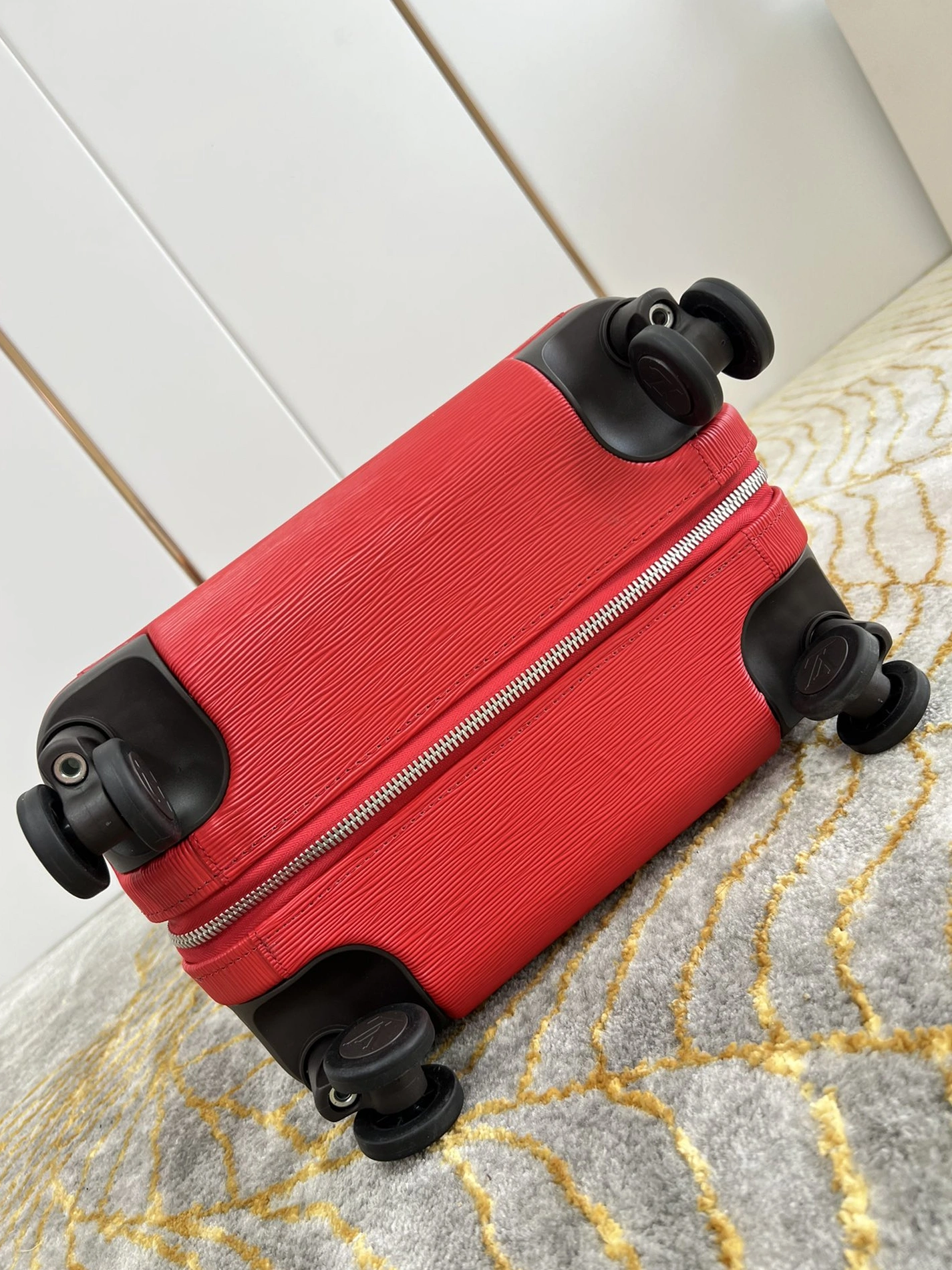 Lightweight 9725 Louis Vuitton Luggage - Image 6