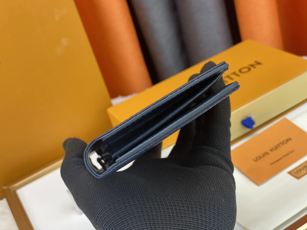 Louis Vuitton AAA Quality Card Case Comfortable 3783 - Image 3