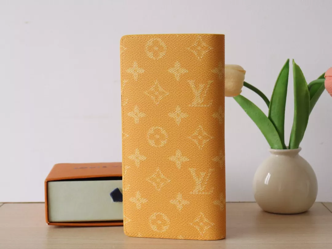 Louis Vuitton AAA Quality Card Case Comfortable 8117