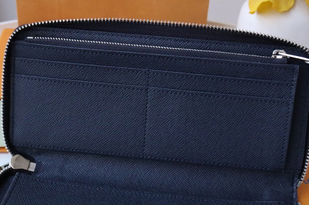 Louis Vuitton AAA Quality Card Case Durable 5715 - Image 6