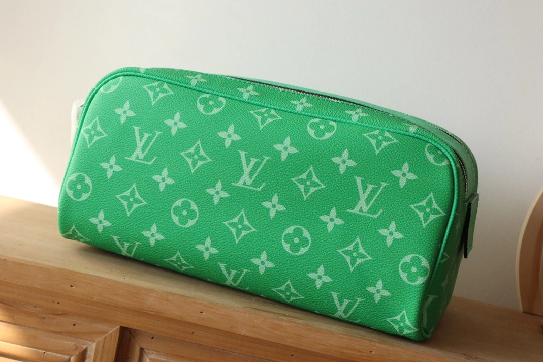 Louis Vuitton AAA Quality Handbags For Women Practical 7381