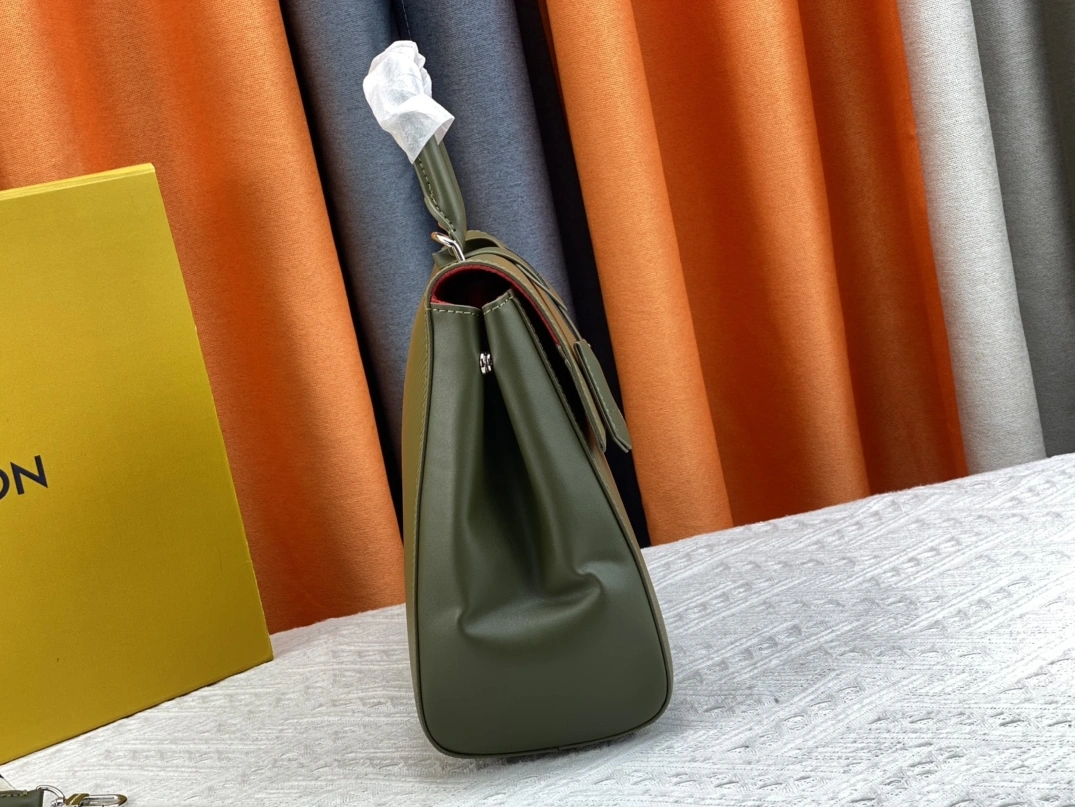 Louis Vuitton AAA Quality Handbags For Women Sleek 8697