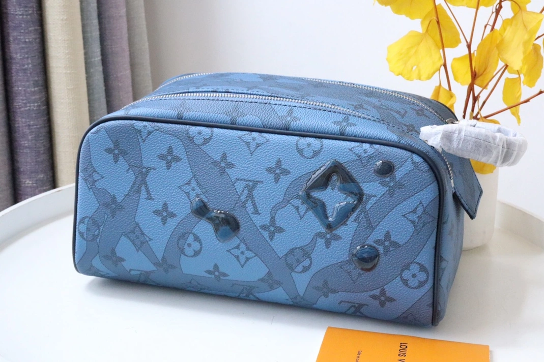 Louis Vuitton AAA Quality Handbags For Women StreetReady 1004