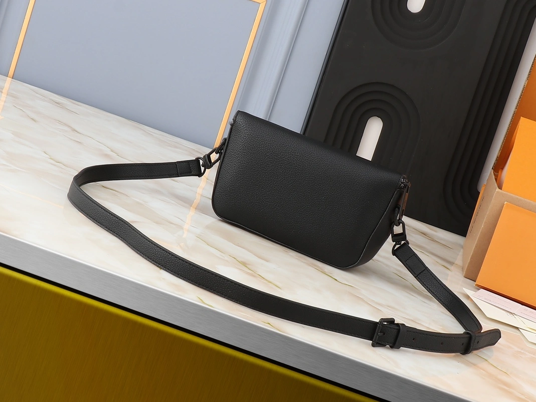 Louis Vuitton AAA Quality Messenger Bags For Unisex Compact 3270