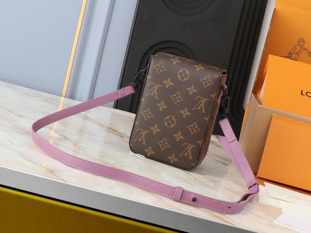 Louis Vuitton AAA Quality Messenger Bags For Unisex Sleek 3429