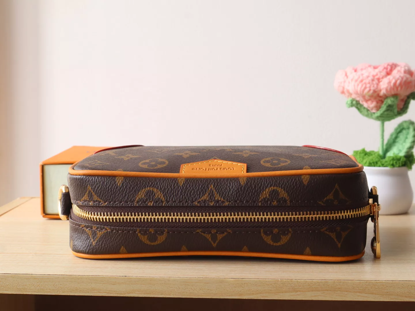 Louis Vuitton AAA Quality Messenger Bags For Unisex Versatile 7450 - Image 3