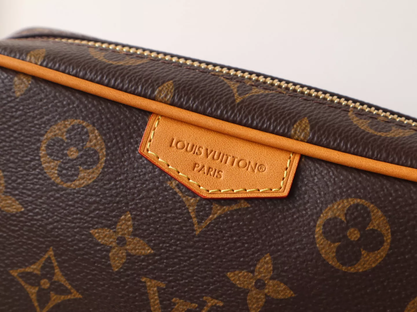 Louis Vuitton AAA Quality Messenger Bags For Unisex Versatile 7450 - Image 5