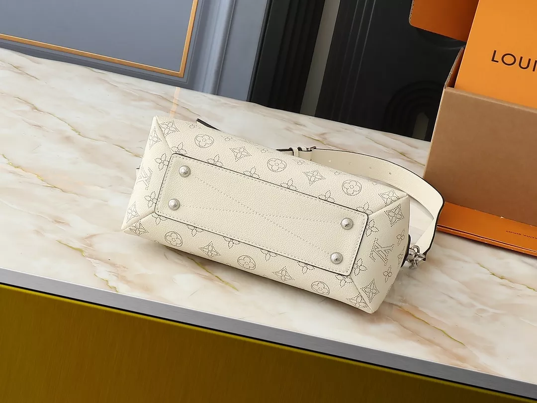 Louis Vuitton AAA Quality Messenger Bags For Women AllSeason 7710 - Image 4