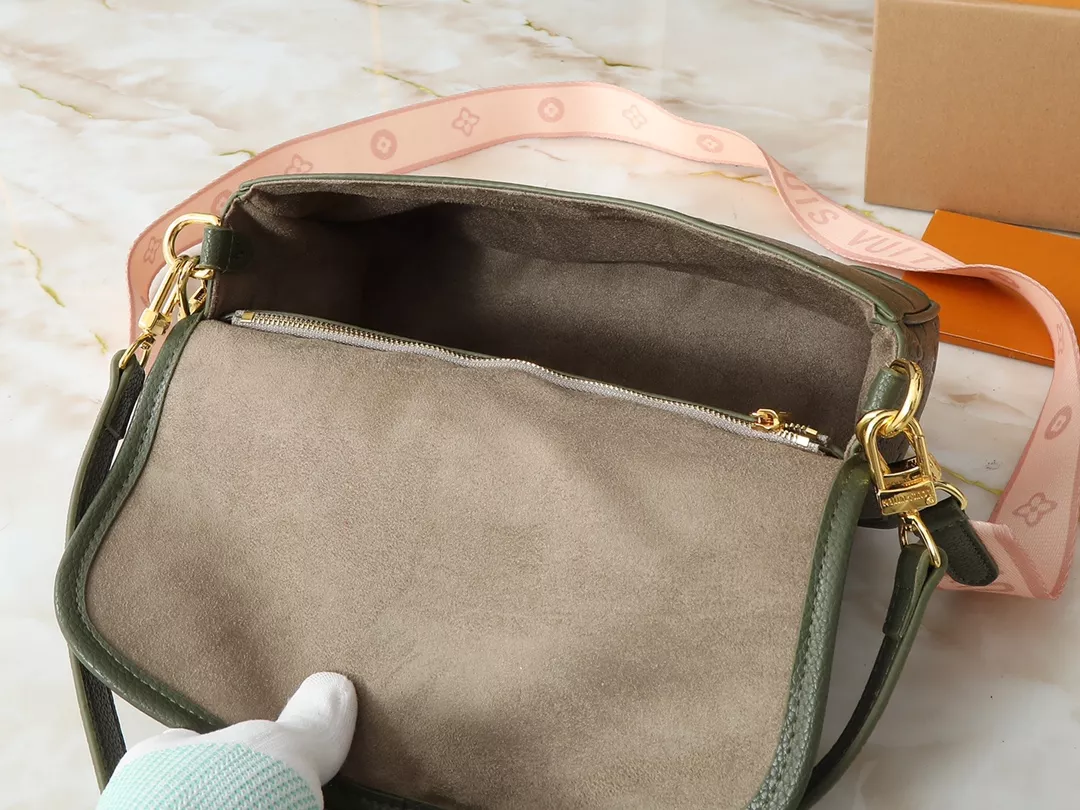 Louis Vuitton AAA Quality Messenger Bags For Women AllSeason 8215 - Image 8