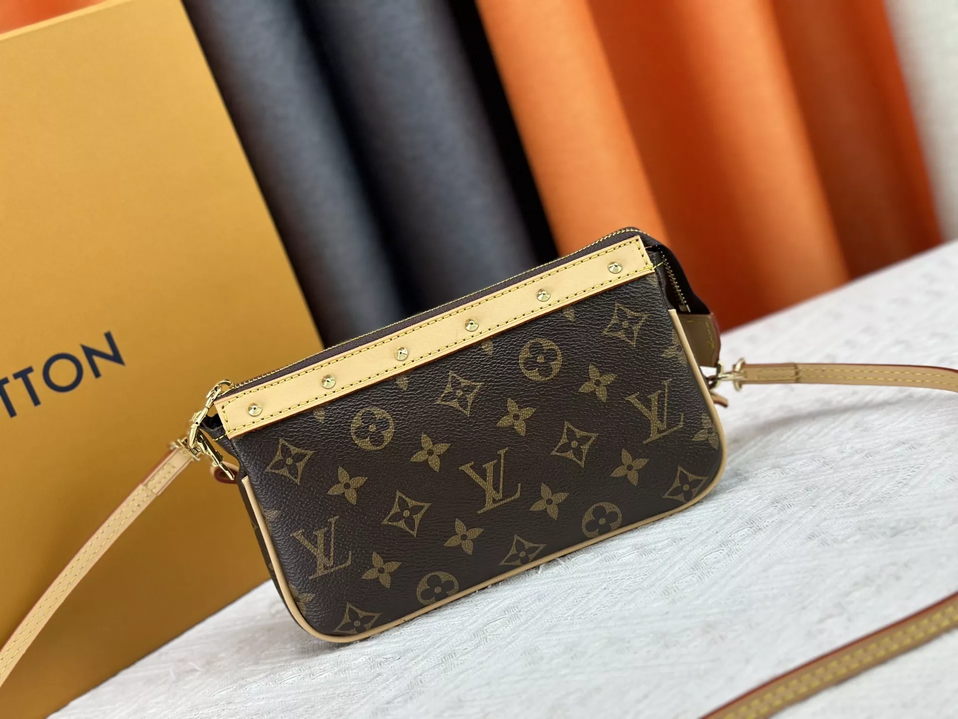 Louis Vuitton AAA Quality Messenger Bags For Women Bright 5380 - Image 4