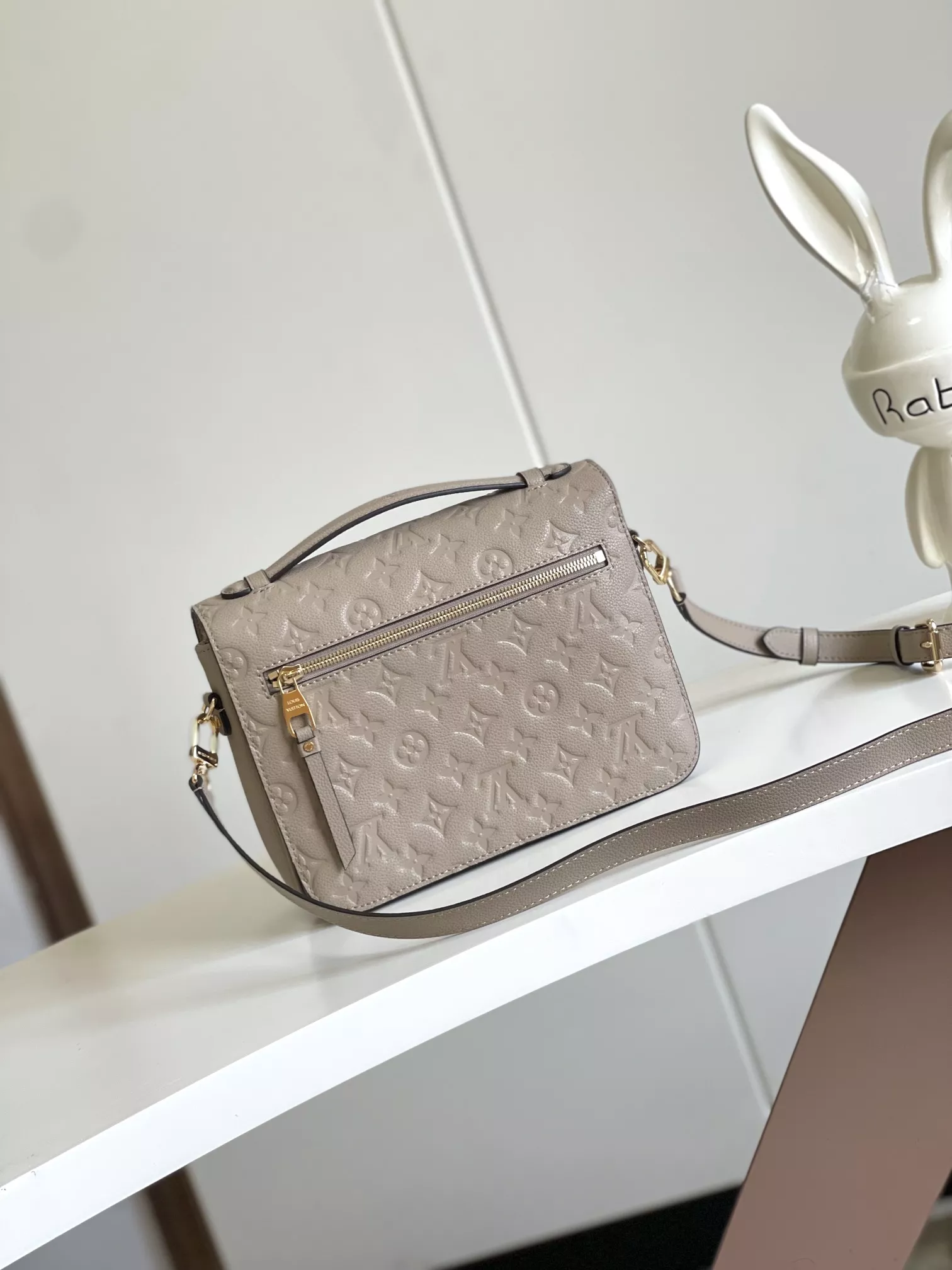 Louis Vuitton AAA Quality Messenger Bags For Women Elegant 1017 - Image 3