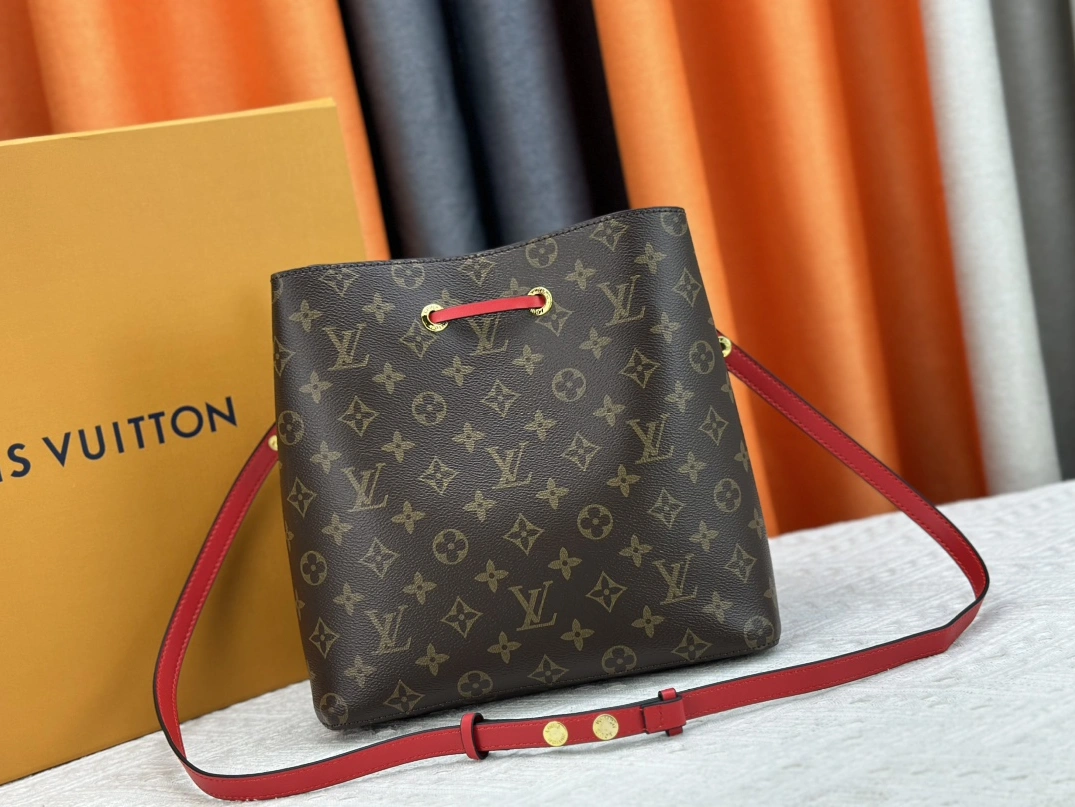 Louis Vuitton AAA Quality Messenger Bags For Women EyeCatching 7670 - Image 3