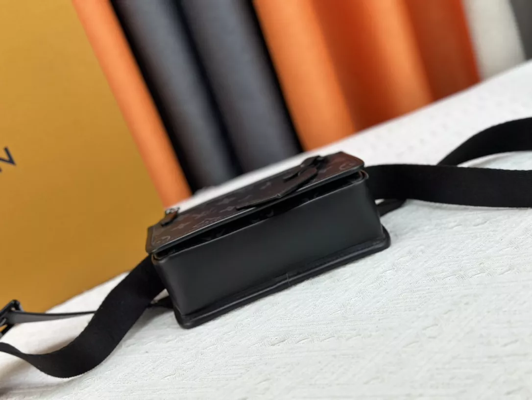 Louis Vuitton AAA Quality Messenger Bags For Women Flexible 6973 - Image 4