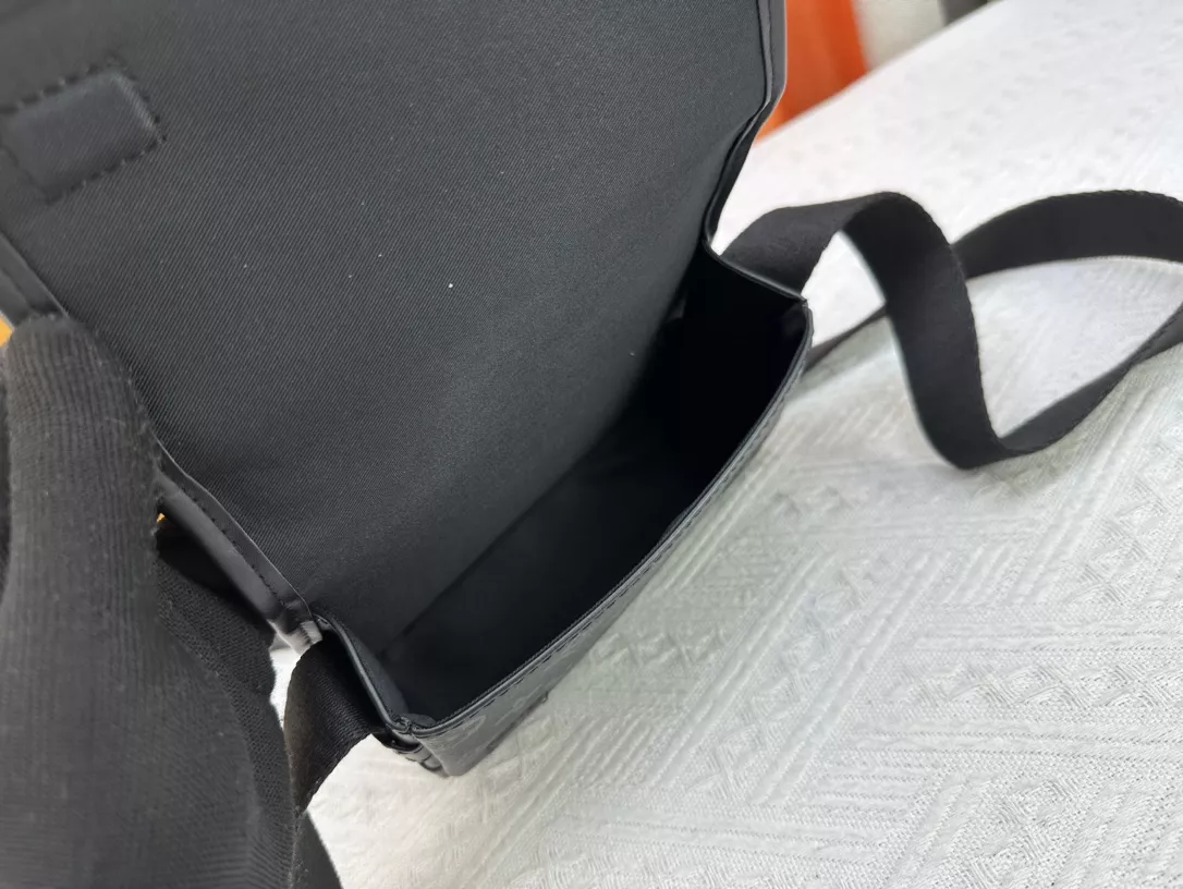 Louis Vuitton AAA Quality Messenger Bags For Women Flexible 6973 - Image 7