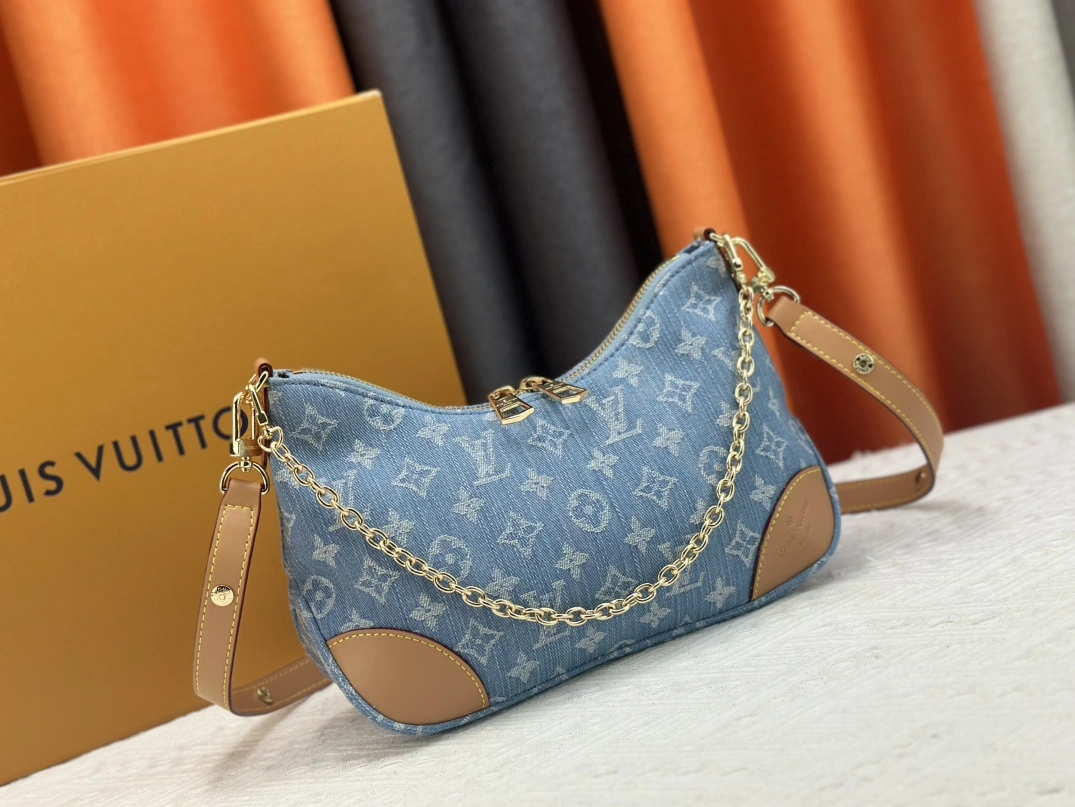 Louis Vuitton AAA Quality Messenger Bags For Women Refined 6410