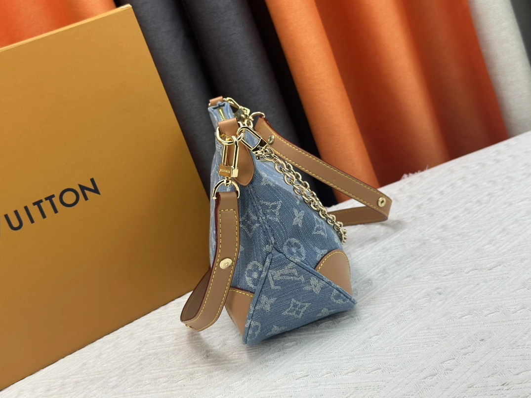 Louis Vuitton AAA Quality Messenger Bags For Women Refined 6410 - Image 3