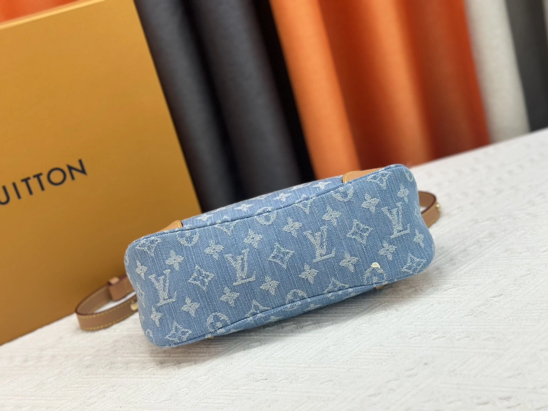 Louis Vuitton AAA Quality Messenger Bags For Women Refined 6410 - Image 5