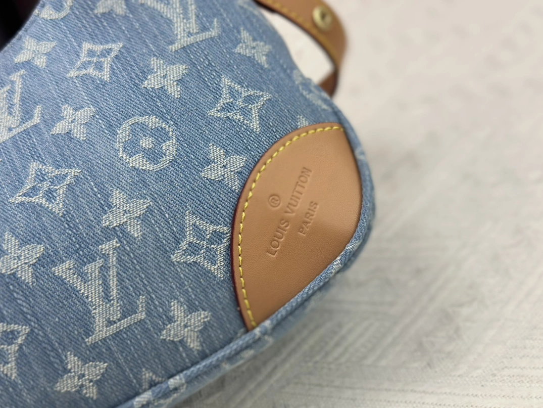 Louis Vuitton AAA Quality Messenger Bags For Women Refined 6410 - Image 6