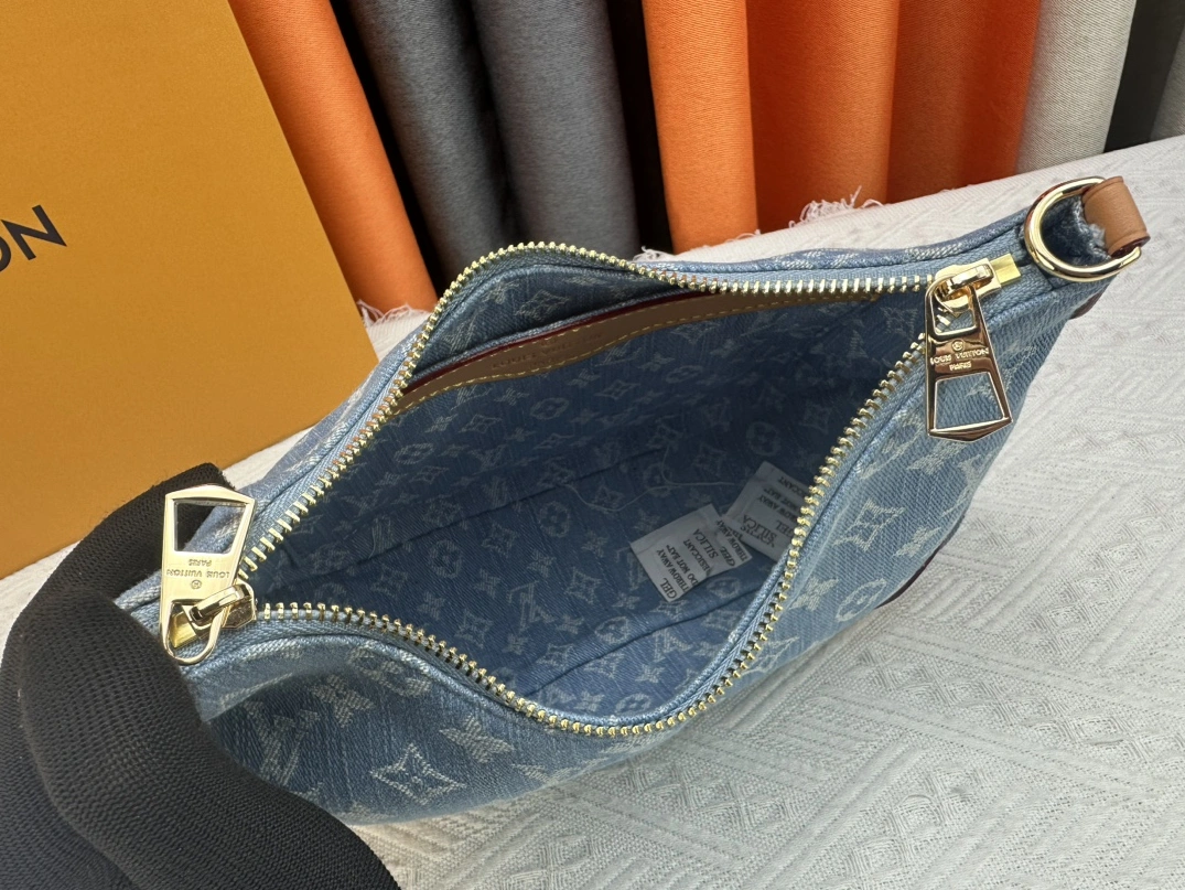 Louis Vuitton AAA Quality Messenger Bags For Women Refined 6410 - Image 8