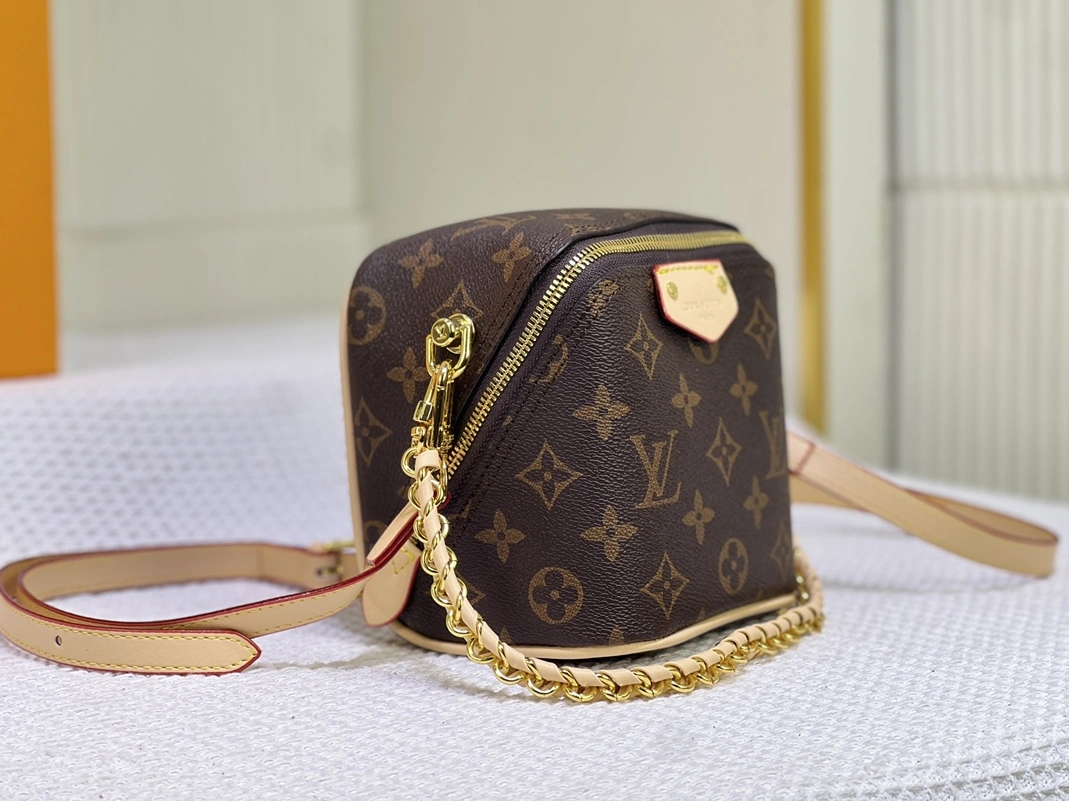 Louis Vuitton AAA Quality Messenger Bags For Women Refined 7449