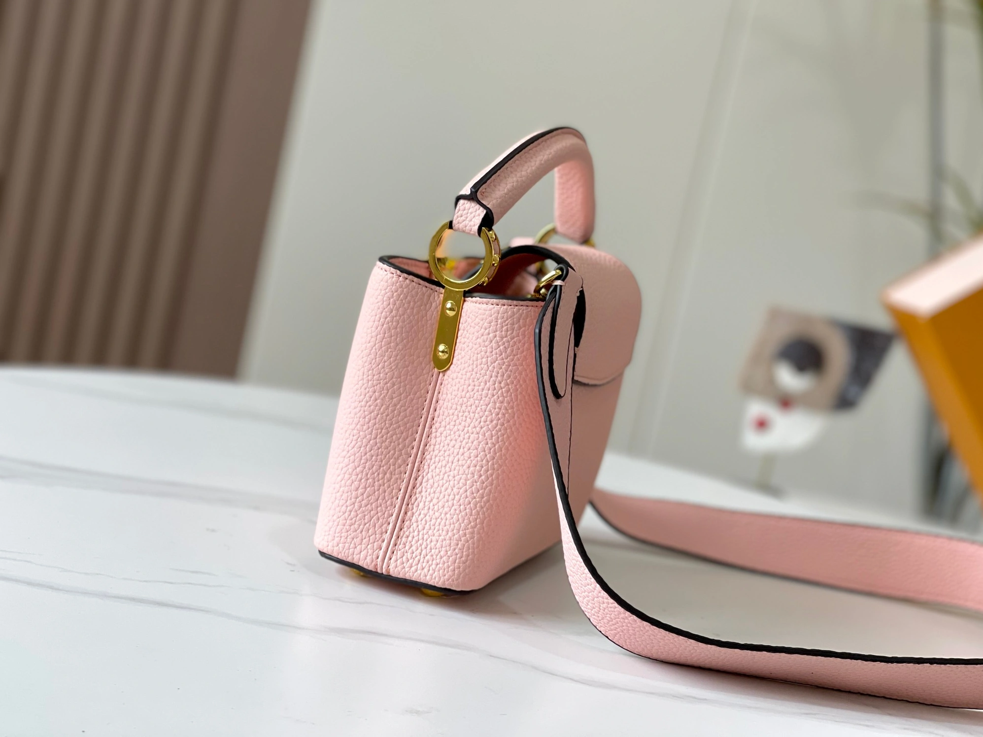 Louis Vuitton AAA Quality Messenger Bags For Women Stylish 8171